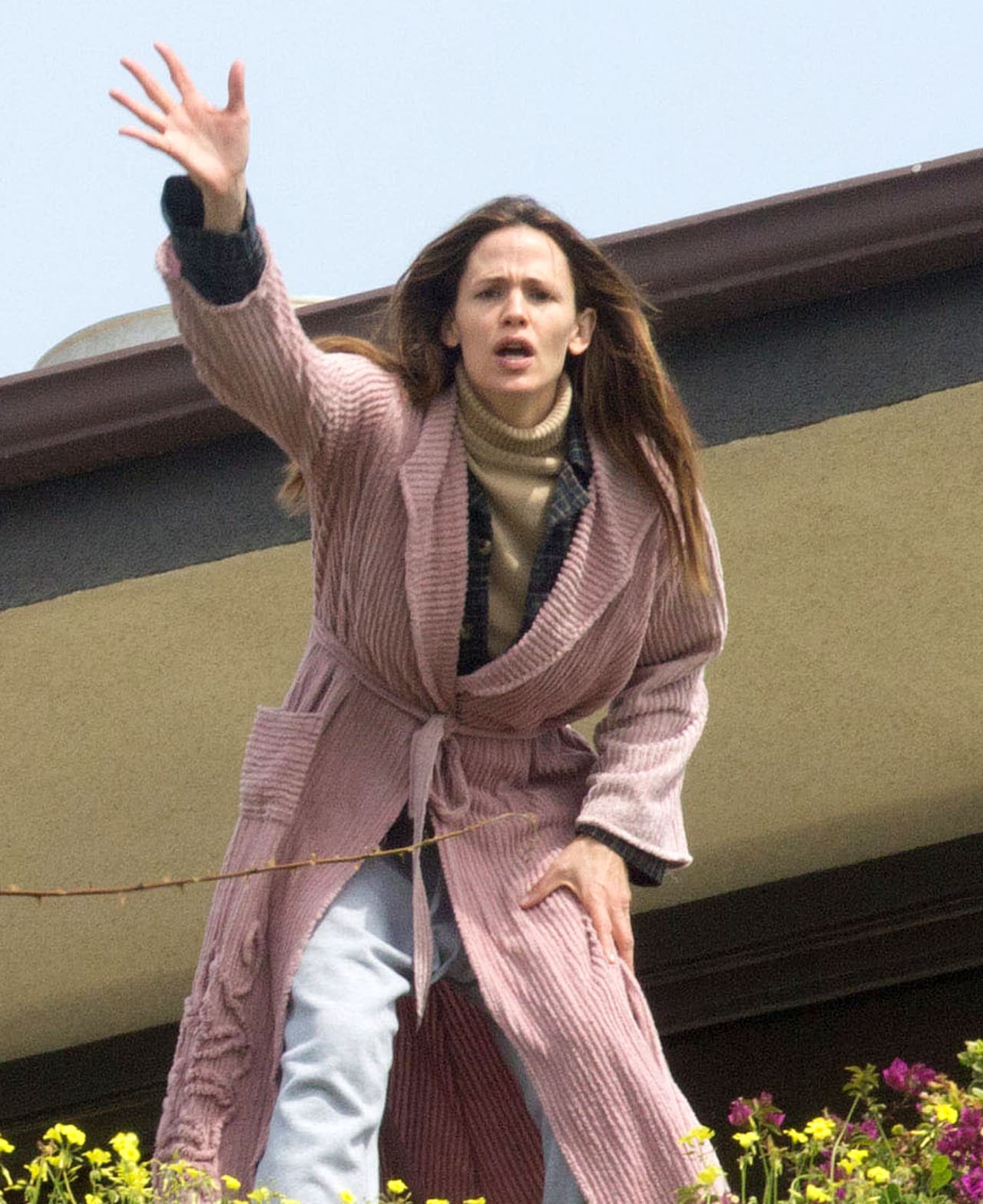 ¿Por qué grita Jen Garner en el techo de su casa, en bata? ¡Está filmando!