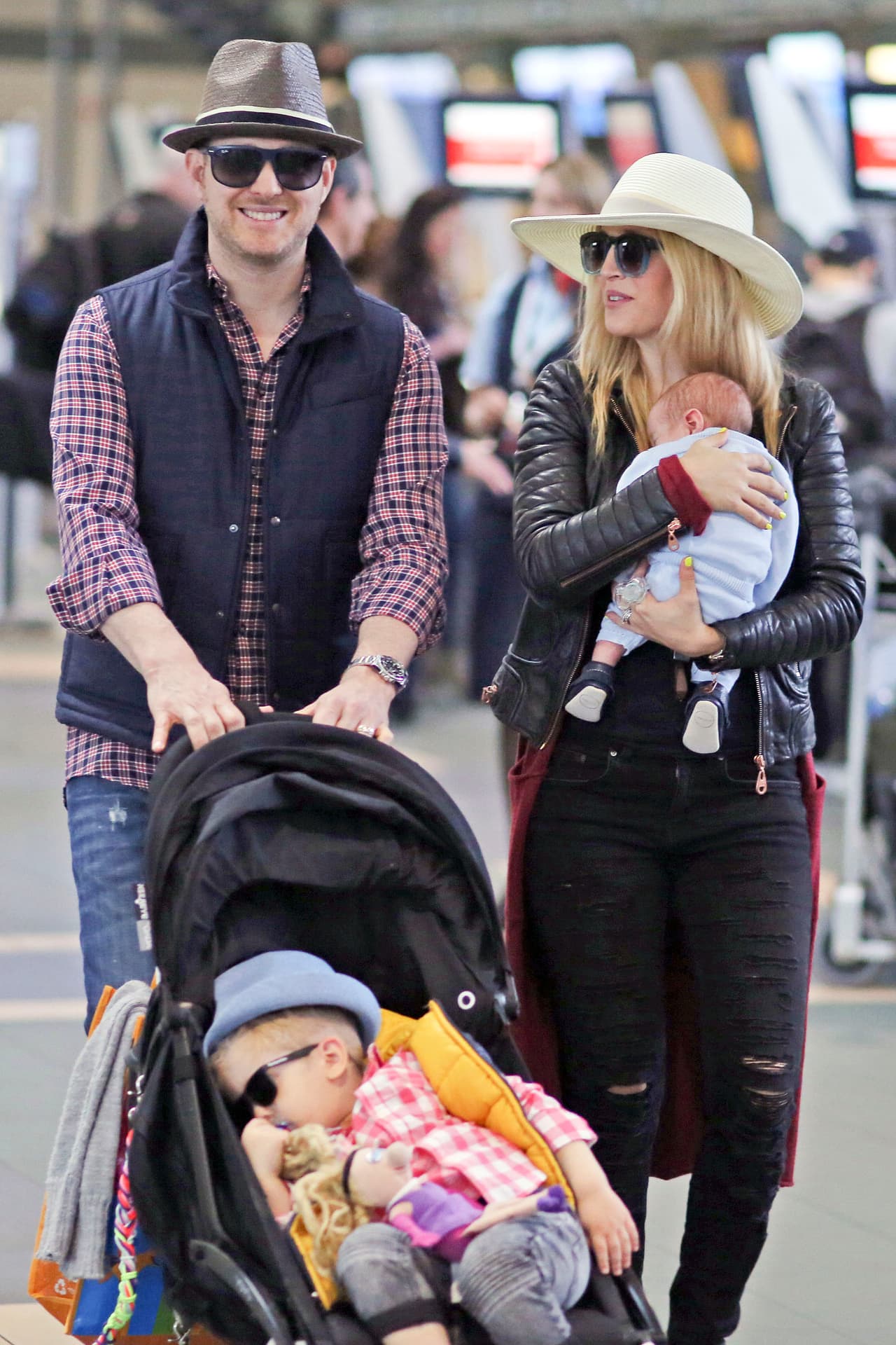 Michael Bublé y Luisana Lopilato muy fashion con sus nenes.