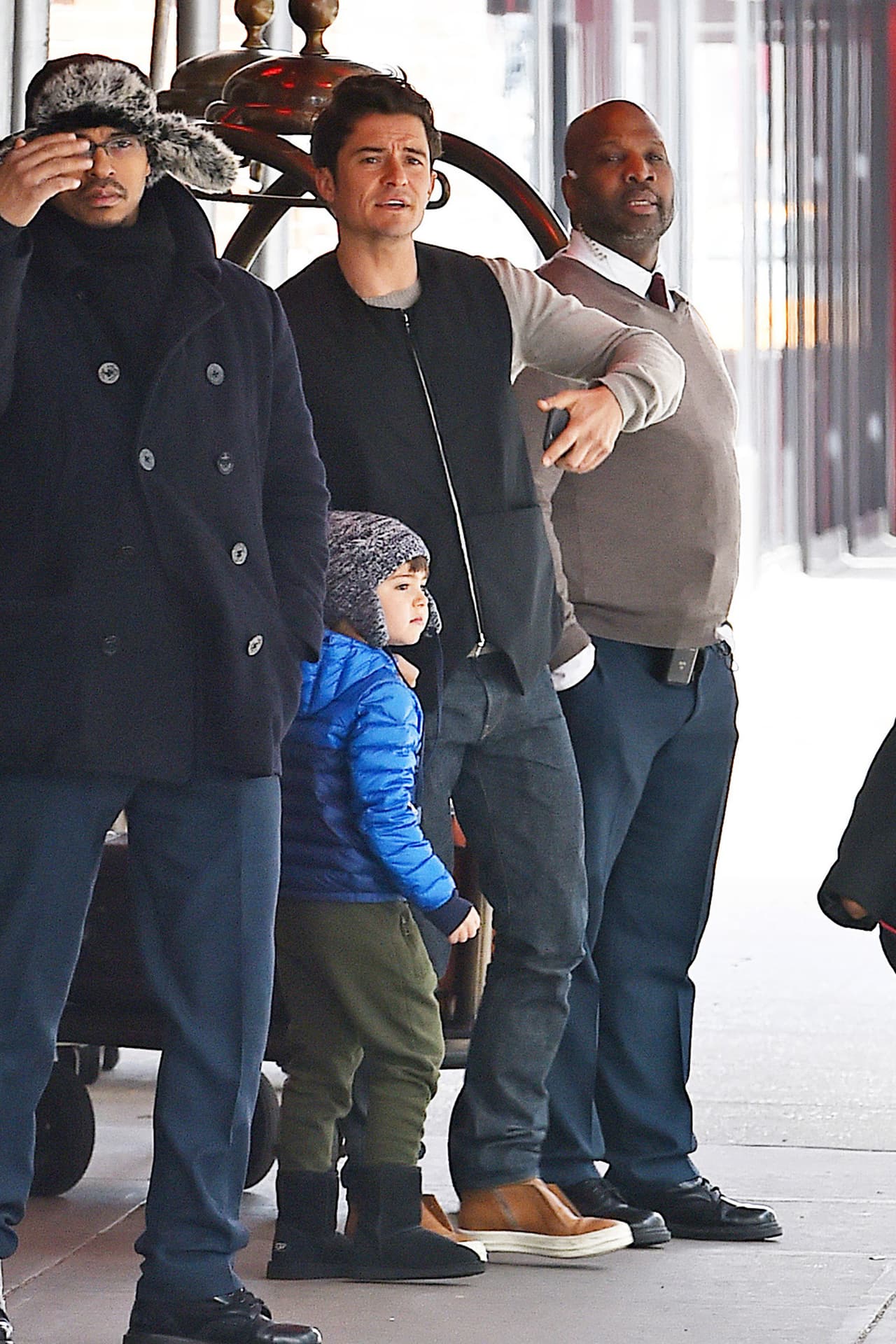 Orlando Bloom cubrió del frío a su pequeño Flynn.