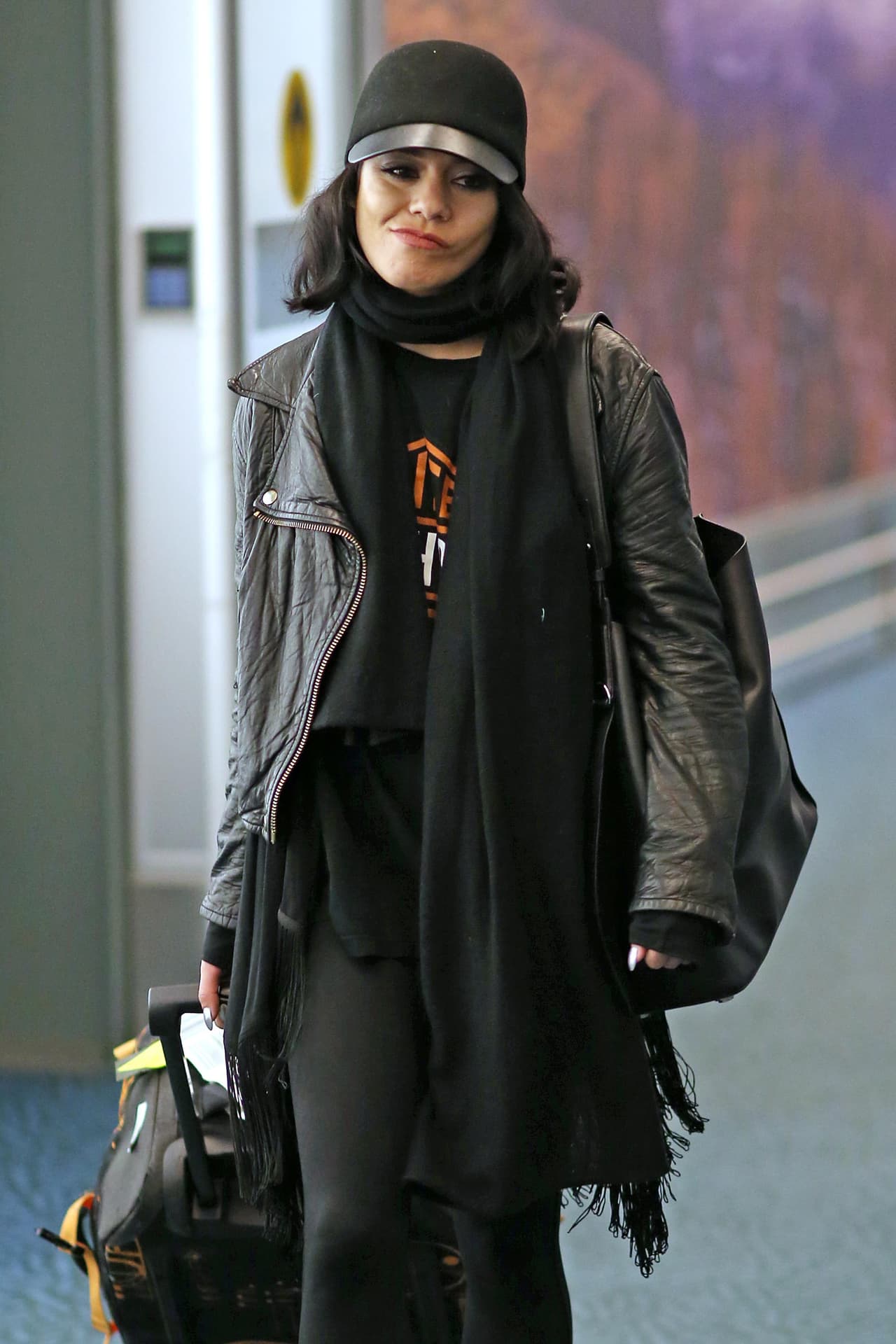 Vanessa Hudgens sigue de luto, tras la muerte de su padre. Así llegó a Vancouver.