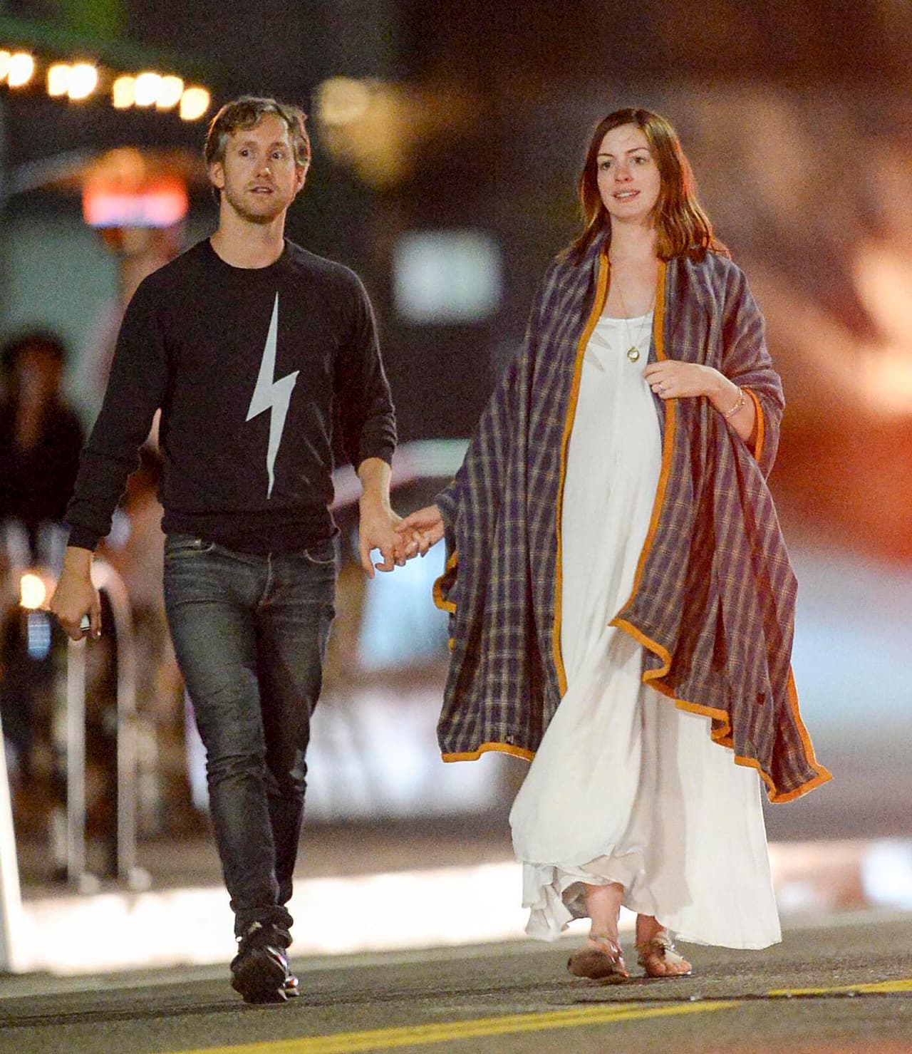 Disfrutando los últimos días de su embarazo, Anne Hathaway salió a pasear con su esposo.