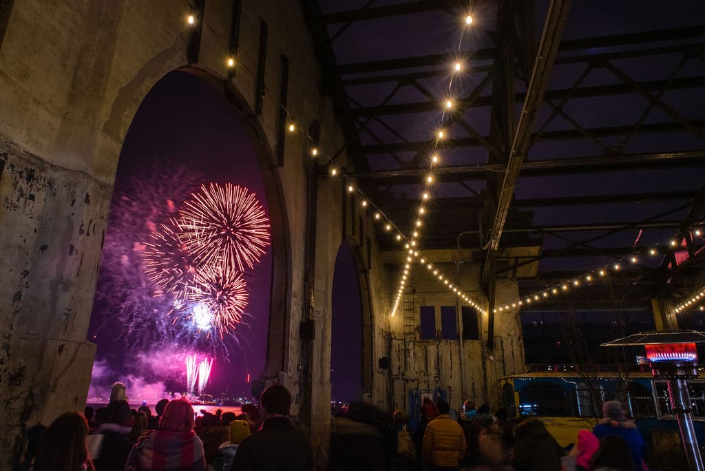 <b><a href="https://www.cherrystreetpier.com/event/2021/11/cherry-street-pier-new-years-eve-party/" target="_blank">Cherry Street Pier’s New Years Eve Party</a></b>. Al igual que Blue Cross RiverRink Winterfest, Cherry Street Pier alberga dos fiestas de fuegos artificiales de Nochevieja frente al río. Con una banda sonora musical para los fuegos artificiales, instalaciones artísticas y bailes.