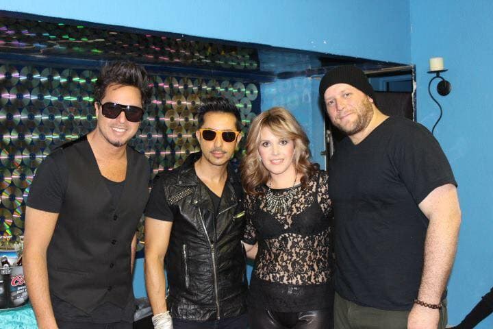 Regresemos a los viejos tiempos con 
<a href="http://www.univision.com/entretenimiento/la-musica-electro-pop-de-moenia-en-arizona-fotos">Moenia</a>.