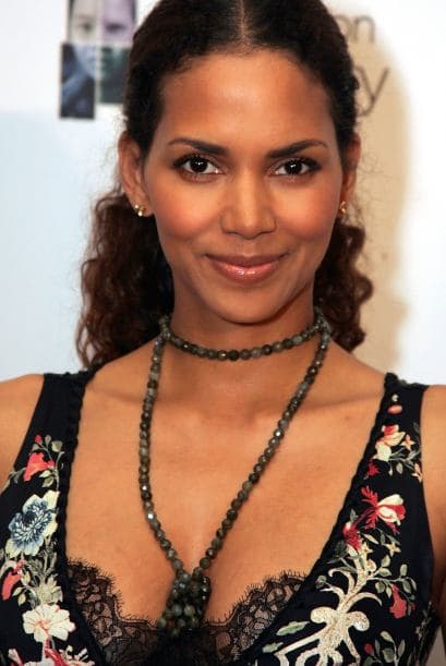 Dejando atrás todo el dolor y los maltratos que sufrió, la actriz recibió el mejor premio a su carrera, pues en el 2001 ganó en los Premios de la Academia como mejor actriz gracias a su papel en la cinta "Monster's Ball" y de ahí su carrera jamás volvió a ser la misma.