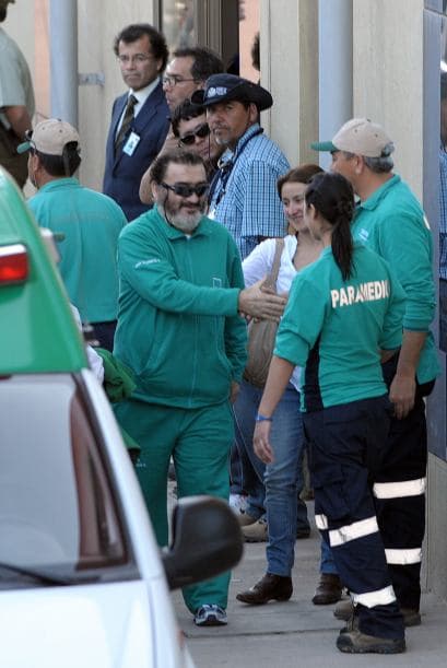 El doctor Jorge Díaz, jefe del equipo clínico de la Asociación Chilena de Seguridad, dijo que el minero Mario Sepúlveda, quien presentaba mareos, salió del nosocomio y sólo queda Víctor Zamora, quien pidió permanecer ingresado hasta el lunes.