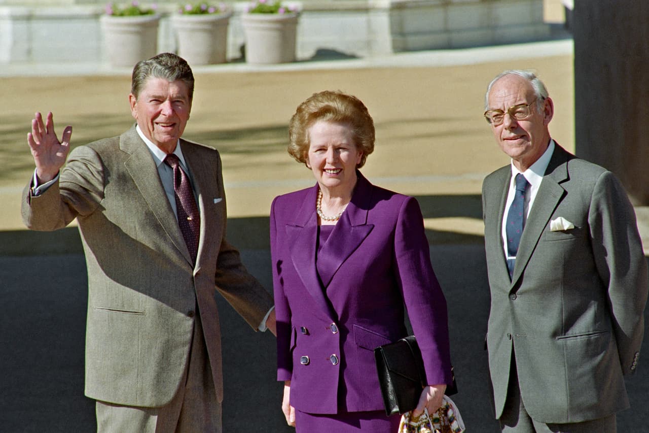 Esto fue así hasta que William Henry Perkin en 1856, por accidente, buscando producir químicamente quinina que era una sustancia con la que se trataba la enfermedad de la malaria encontró cómo hacer este exclusivo color.