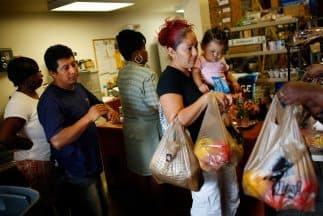 Angela, una vecina de Fort Lauderdale (Florida), comprando