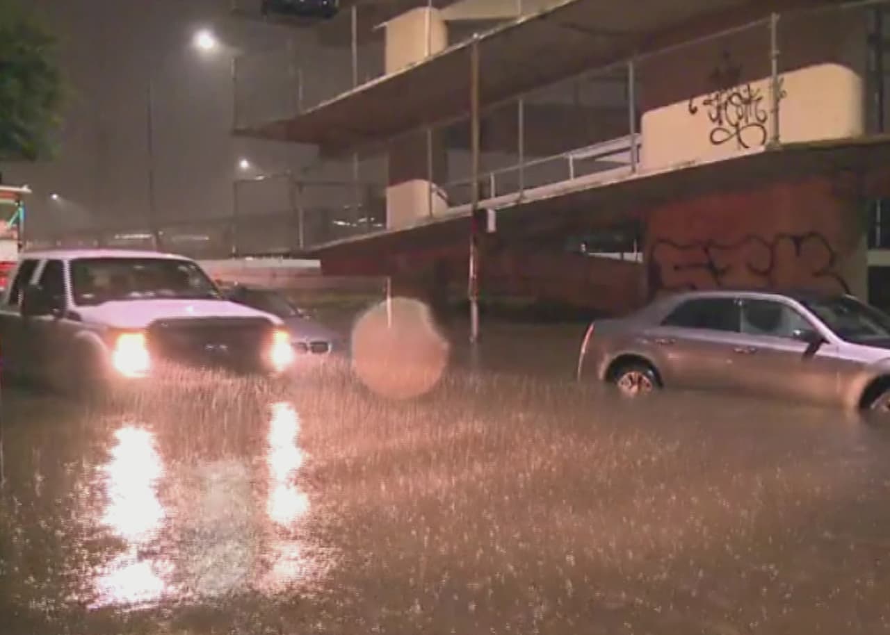 Varios vehículos transitaban por calles con acumulación de agua cerca al área del Hardy Toll Road.