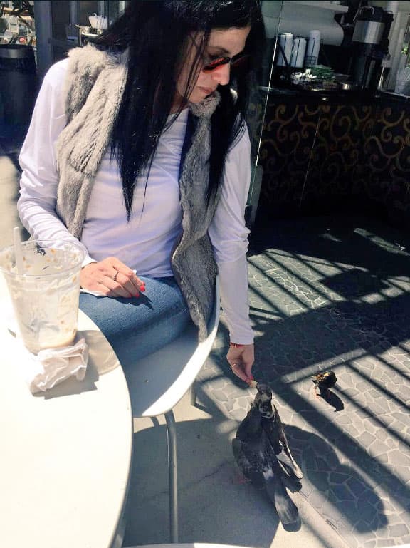 En su cuenta de Twitter comparte imágenes con todo tipo de animales, por ejemplo ésta en donde le da de comer a las palomas en la calle.