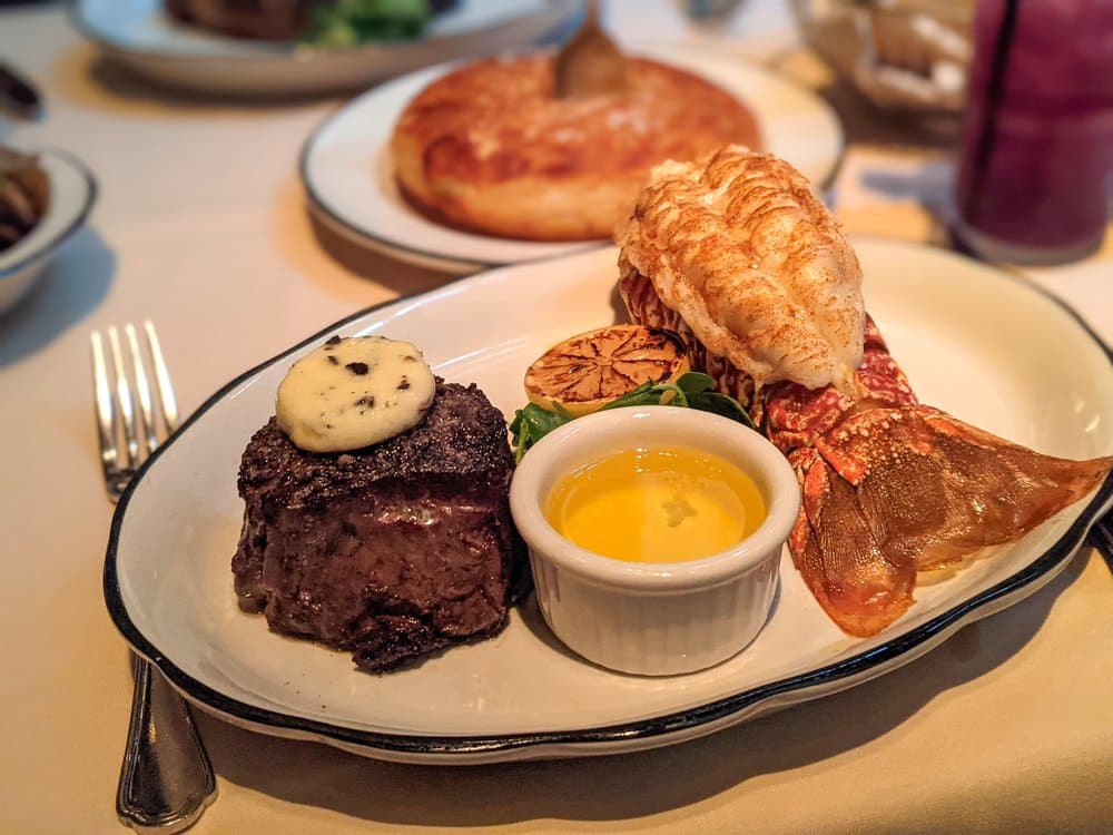 <b>Butcher and Singer </b>
<br>Dirección: 1500 Walnut St Philadelphia, PA 19102
<br>Teléfono: (215) 732-4444
<br>Sitio web: 
<a href="https://butcherandsinger.com/">https://butcherandsinger.com/</a> 
<br>
<b><a href="https://www.yelp.com/map/butcher-and-singer-philadelphia">Cómo llegar</a></b>
<br>
<br>Promocionan que el restaurante gira en torno a “una selección incomparable de bistecs y chuletas perfectamente asados, el menú no termina con la carne: una amplia barra de productos crudos, además de entradas icónicas como Twin Lobster Tails y Shrimp & Crab Louie, combinan perfectamente con cócteles clásicos como martinis y manhattans”.