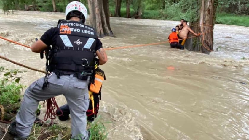 Fuertes lluvias dejan 10 muertos en México; rescatan a una niña abrazada a un árbol