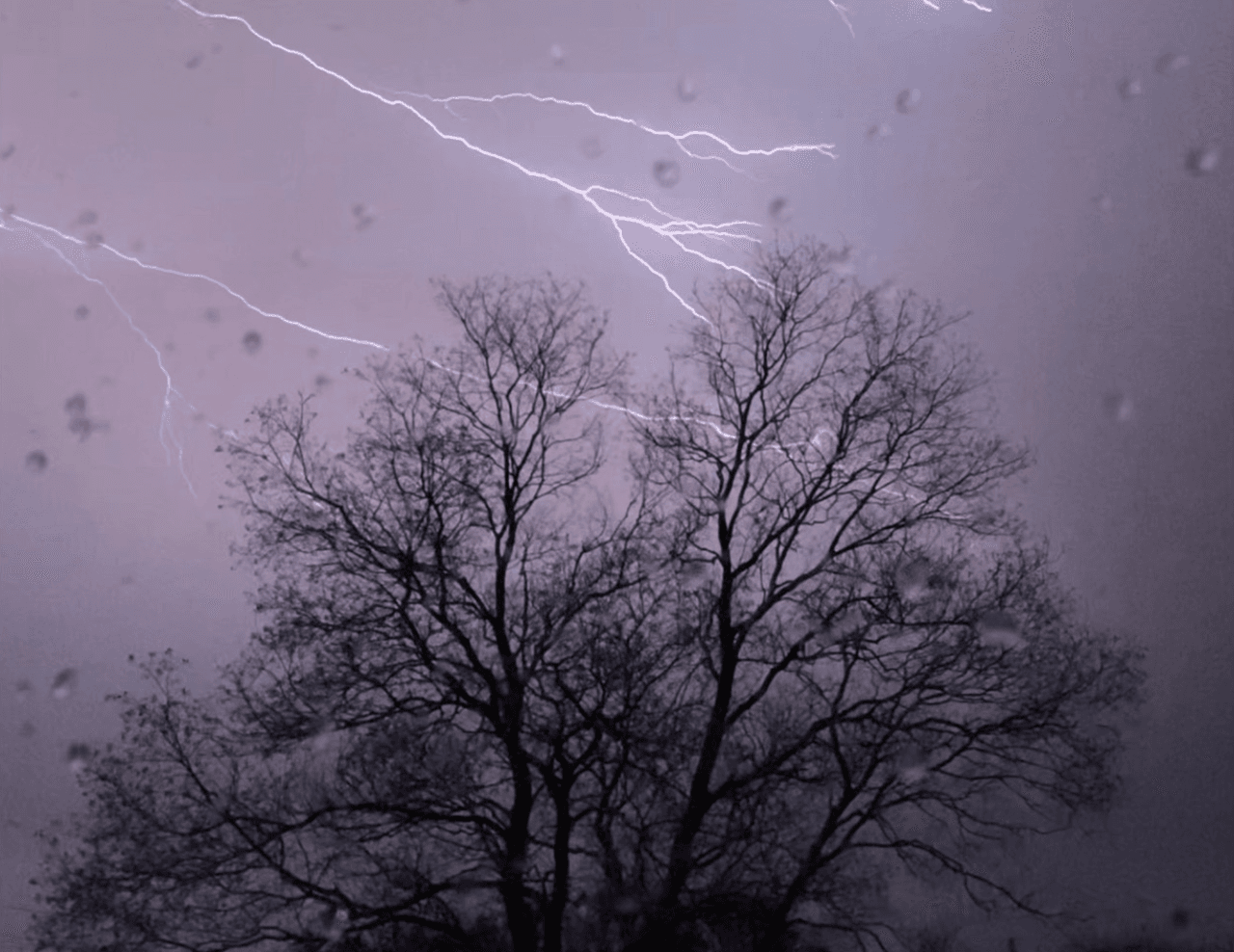 Televidentes compartieron impactantes imágenes de las tormentas.