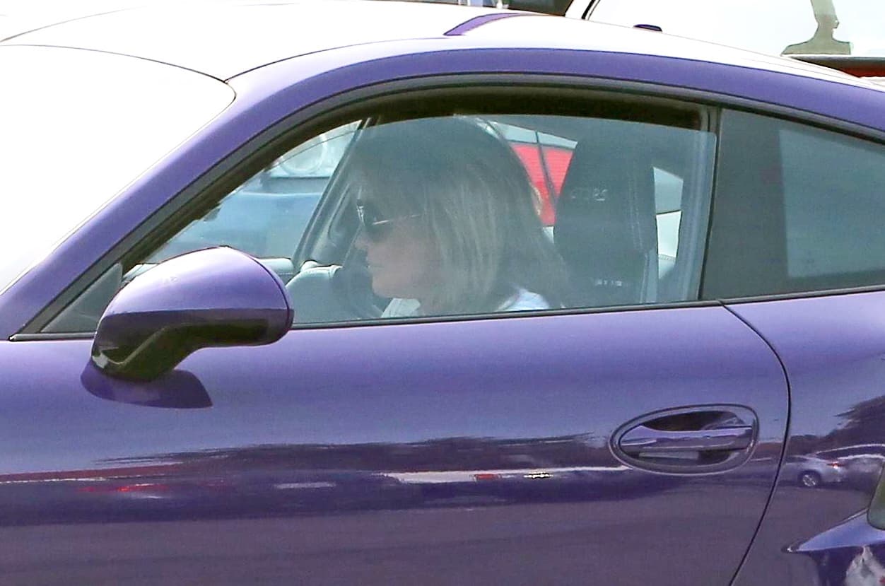 OMG! ¿Quién se pasea en ese espectacular Porsche morado?