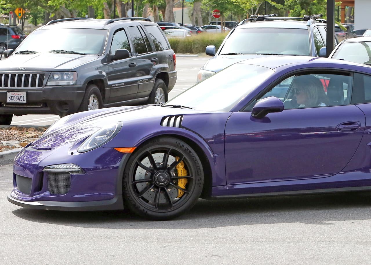 Hasta se ve más guapa en este carrazo.