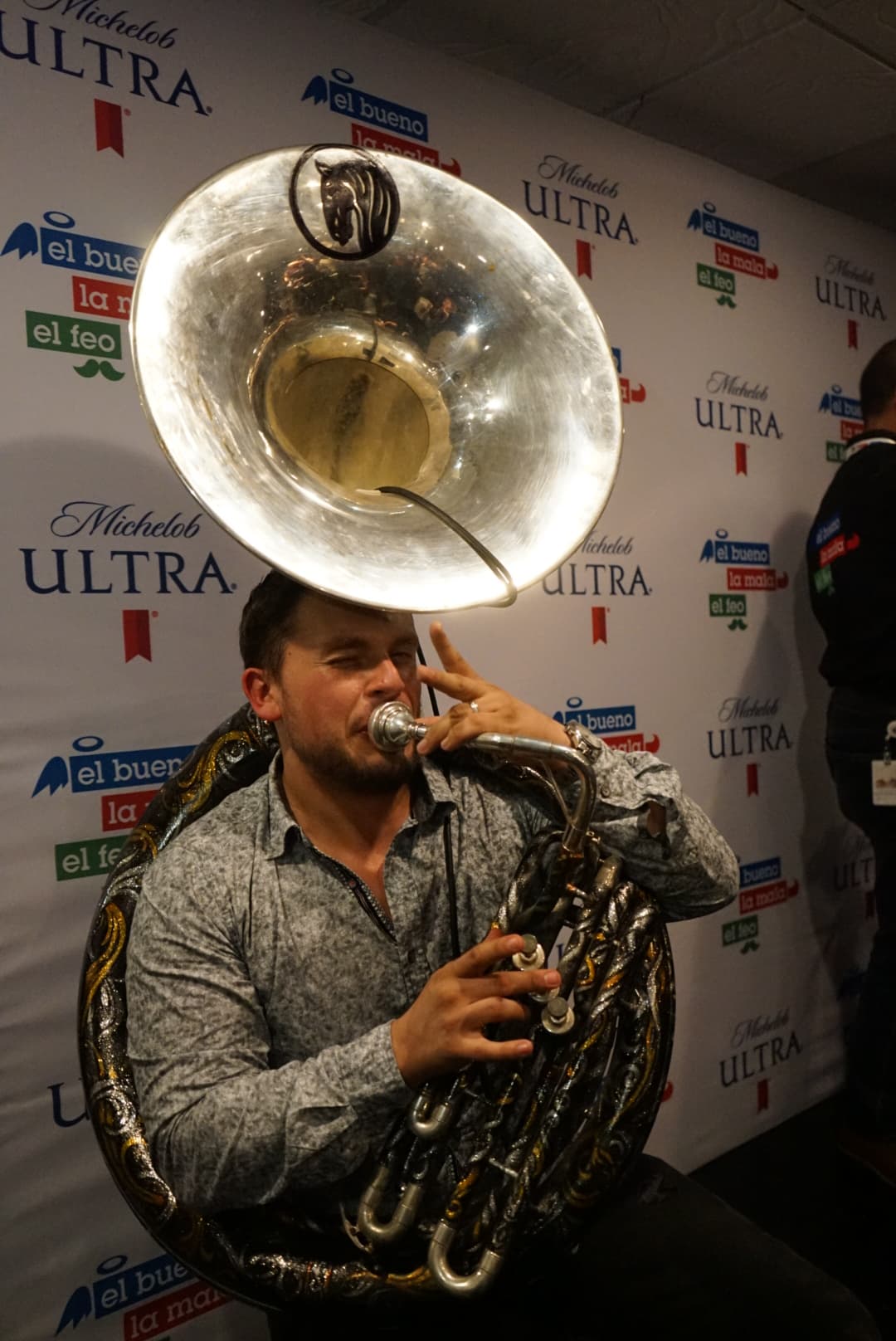<b>Alejandro Gaxiola</b> no podía faltar con su tuba.