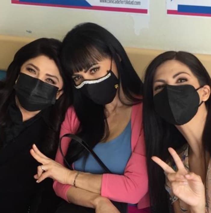 "La primera persona que me animó a hacer uno fue África Závala y pobrecita, luego se desespera, otro que ya me puso a bailar es Mane (de la Parra)", comentó Victoria Ruffo, reconocida por
<b><a href="https://www.univision.com/famosos/victoria-ruffo-no-llora-fuera-foros" target="_blank">su habilidad para llorar en las telenovelas. </a></b>
<br>