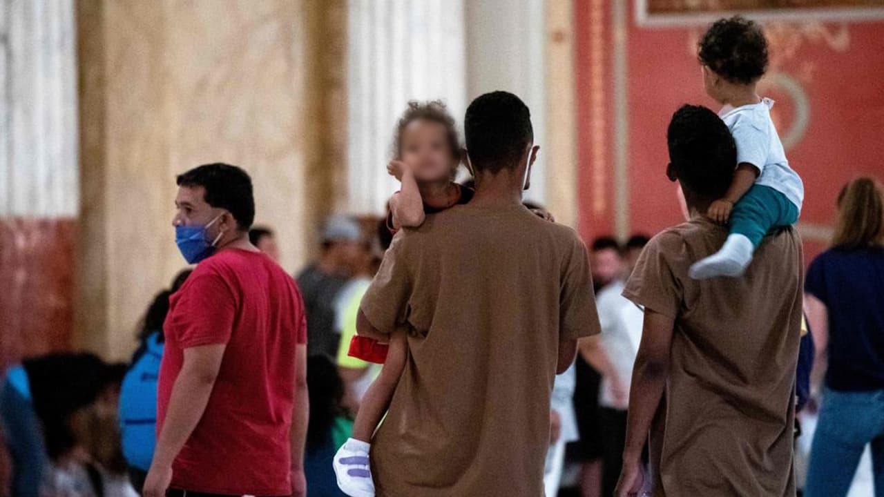 "Mandan a los migrantes a la deriva": sin coordinación con Texas, Nueva York sigue recibiendo buses con decenas de migrantes