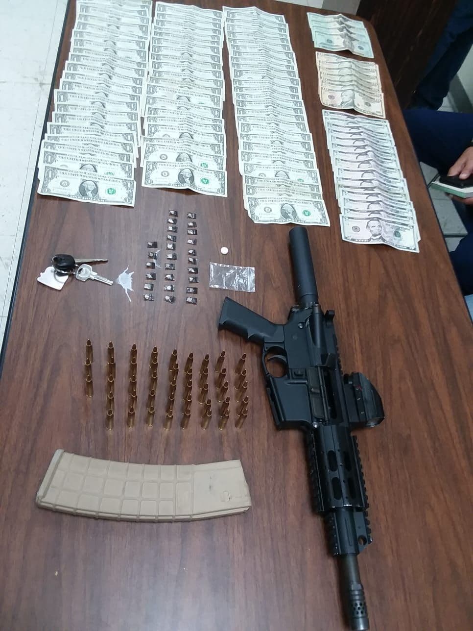 Ocuparon un rifle Pistol, marca Anderson, modelo AM 15, calibre 2.23, un cargador con 43 balas calibre 2.23, 26 bolsas de crack, una bolsa con picadura de marihuana y una pastilla controlada.