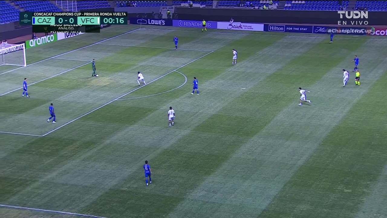 Arranca el partido y la pelota está en juego.