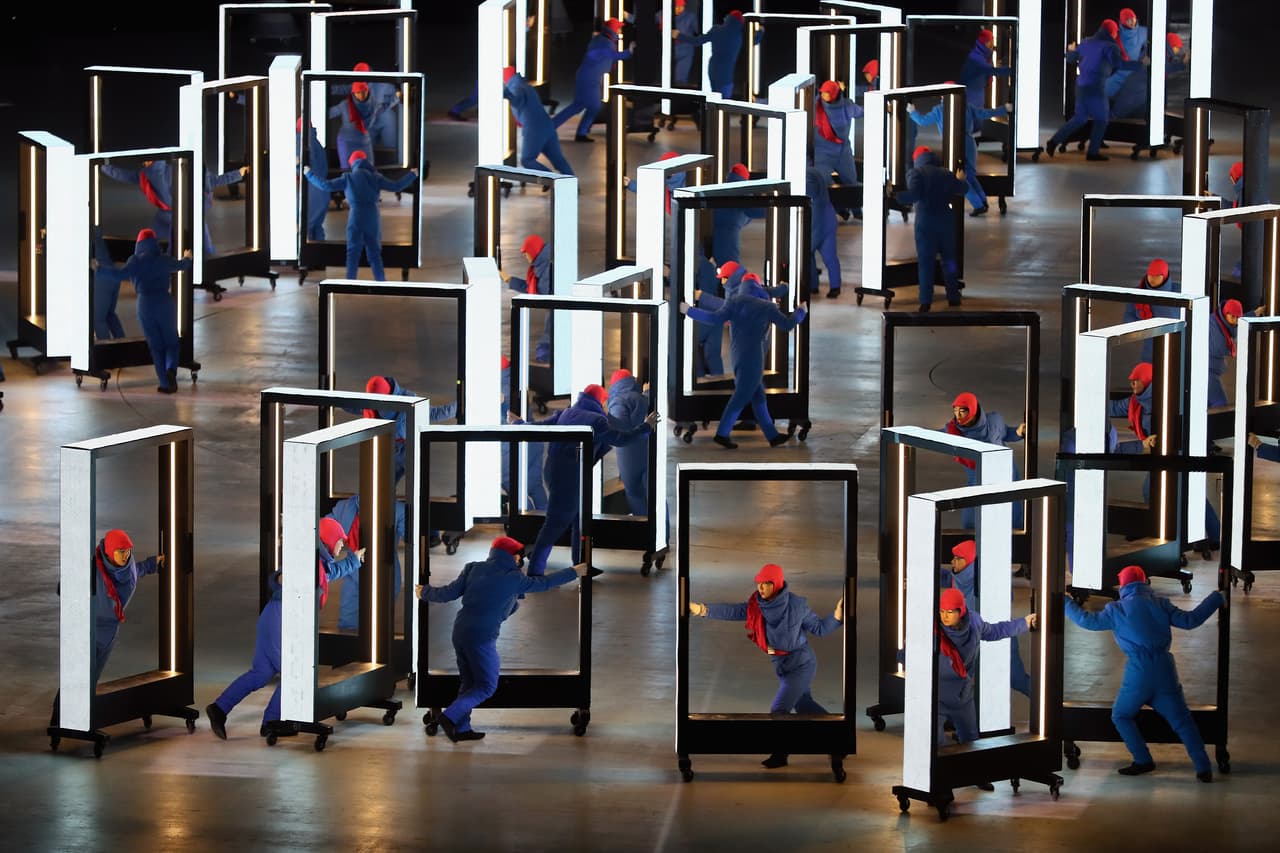 Los bailarines arrastrando cajas de luces, uno de los momentos impactantes de la ceremonia.