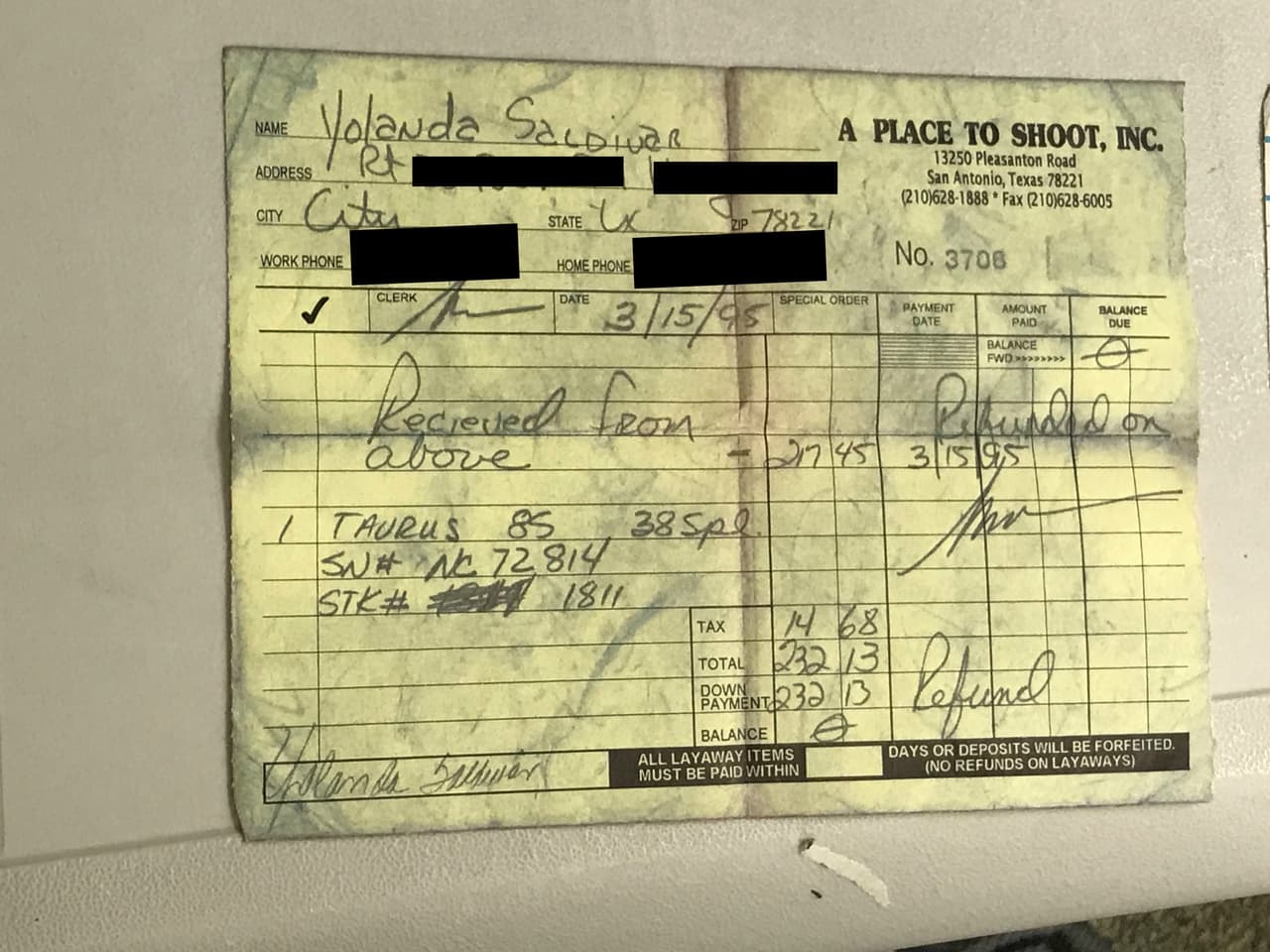 El 13 de marzo Saldívar recogió el arma homicida en la tienda 'A Place To Shoot'. Lo devolvió el 15, pero regresó por el revólver el 26 de marzo. Cinco días después alegó que se le disparó accidentalmente cuando Selena intentaba salir de la habitación 158 del motel. El revólver no se disparó por error cuando lo apuntó a su cabeza durante las más de nueve horas que pasó parapetada en su camioneta tras del crimen.