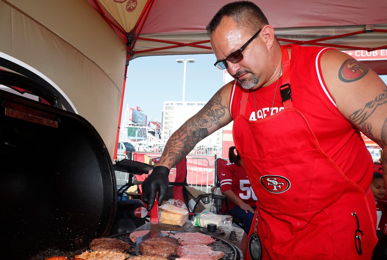 Nunca deje la comida que está cocinándose desatendida. Quédese en la cocina, especialmente si cocina con grasa o si el horno está a una temperatura muy alta. Apague el quemador o el horno si necesita salir de la casa.
<br>