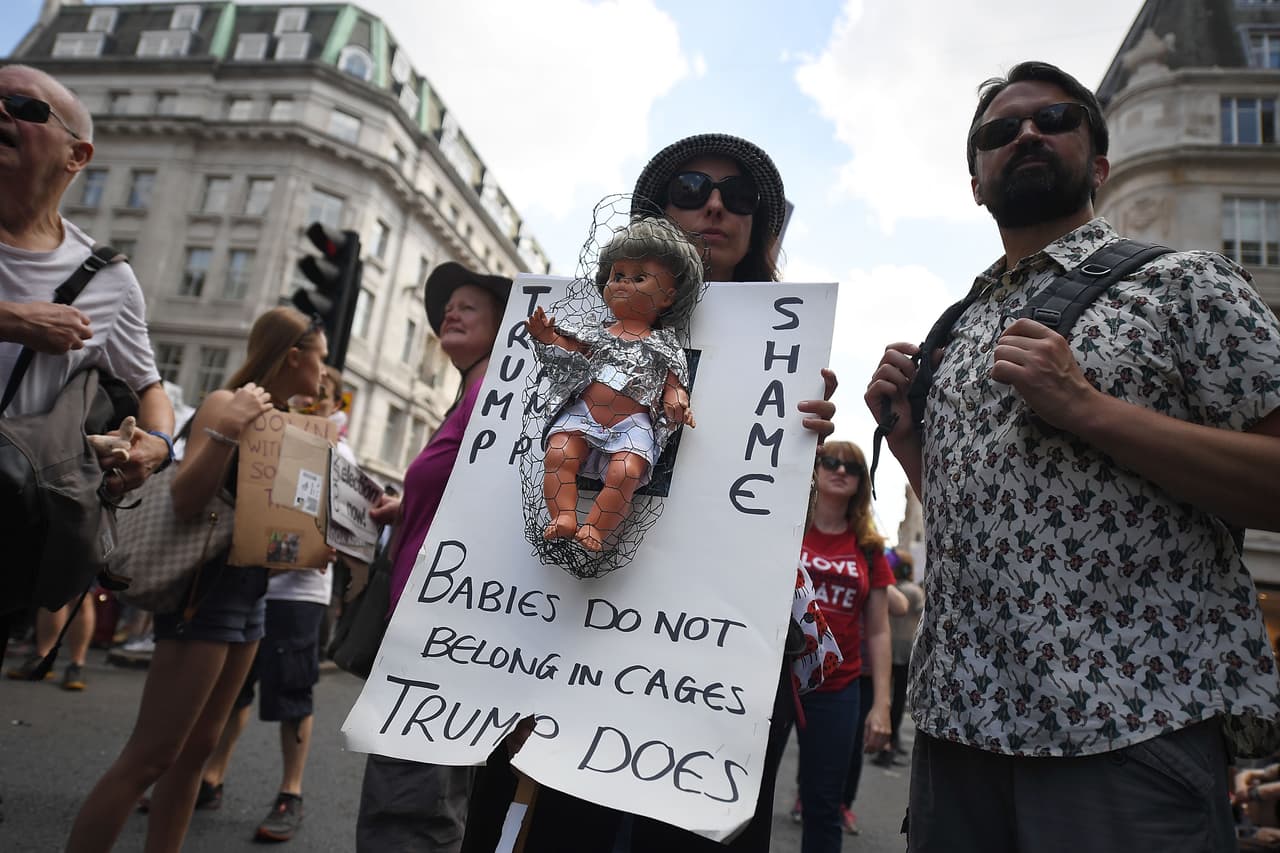 En el cartel que lleva un muñeco atrapado con alambre se lee: “Los bebés no pertenecen a las jaulas, Trump sí”, una abierta crítica a la política de 'tolerancia cero' en la frontera entre EEUU y México.