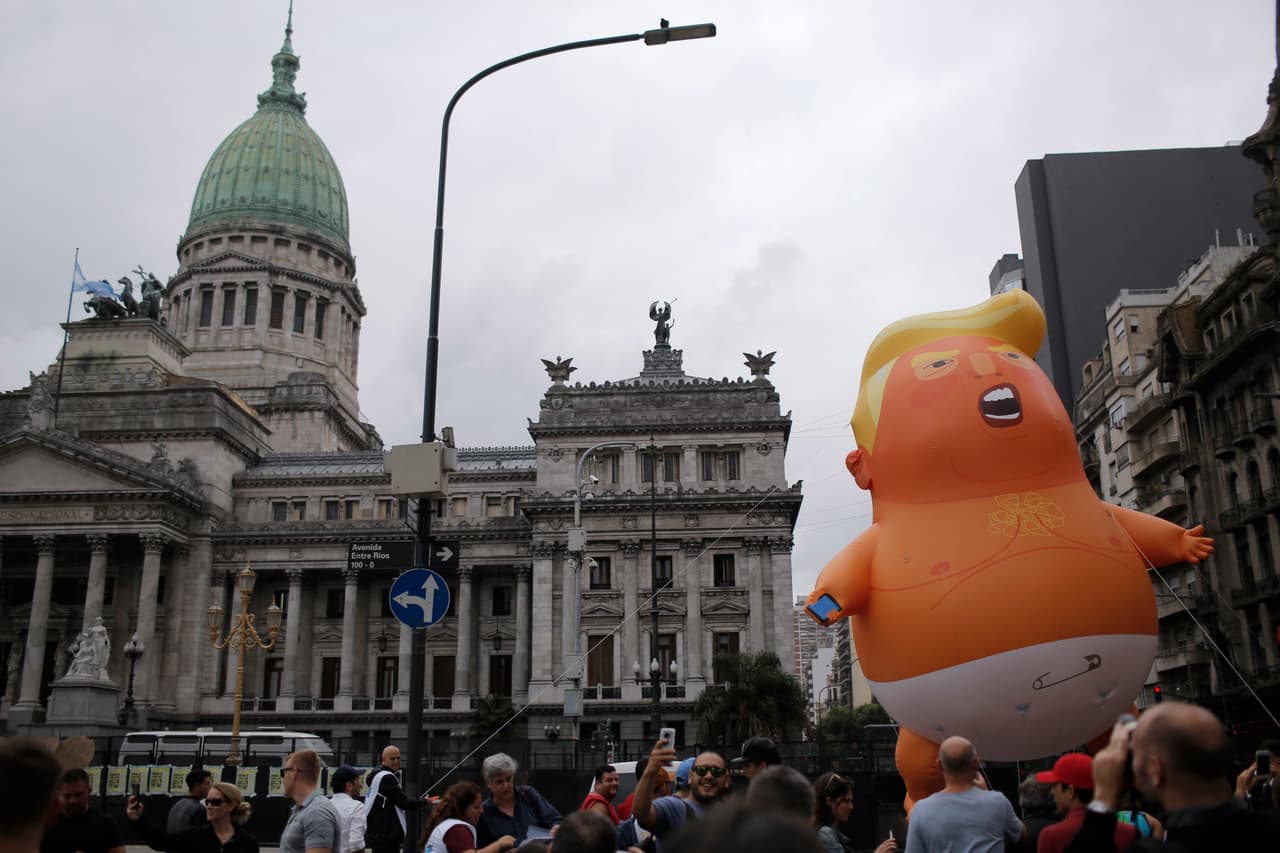 Opositores a la cumbre del G20 llevaron un muñeco inflable gigante del 
<b><a href="https://www.univision.com/noticias/relaciones-internacionales/el-globo-gigante-de-bebe-trump-encabeza-las-protestas-contra-la-visita-del-presidente-a-reino-unido">'Trump bebé'</a></b> frente al Congreso en Buenos Aires.