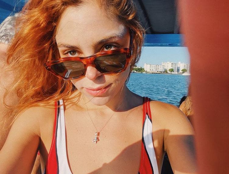 La prensa la cuestionó sobre los detalles de salud del histrión, pero prefirió no hablar al respecto y dijo que su novio contará lo que sucedió.
<br>