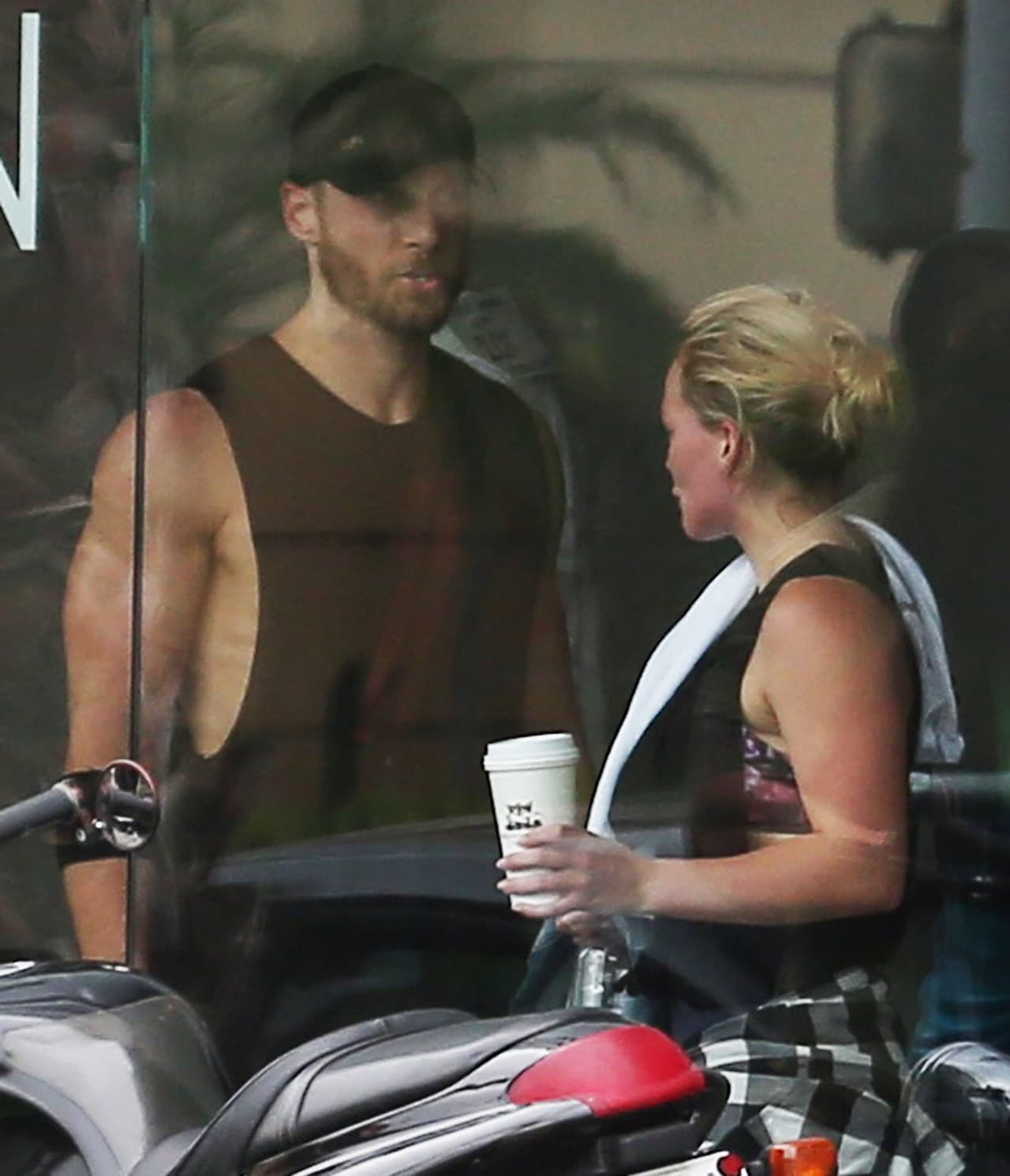 Él se acercó a ella para platicar.