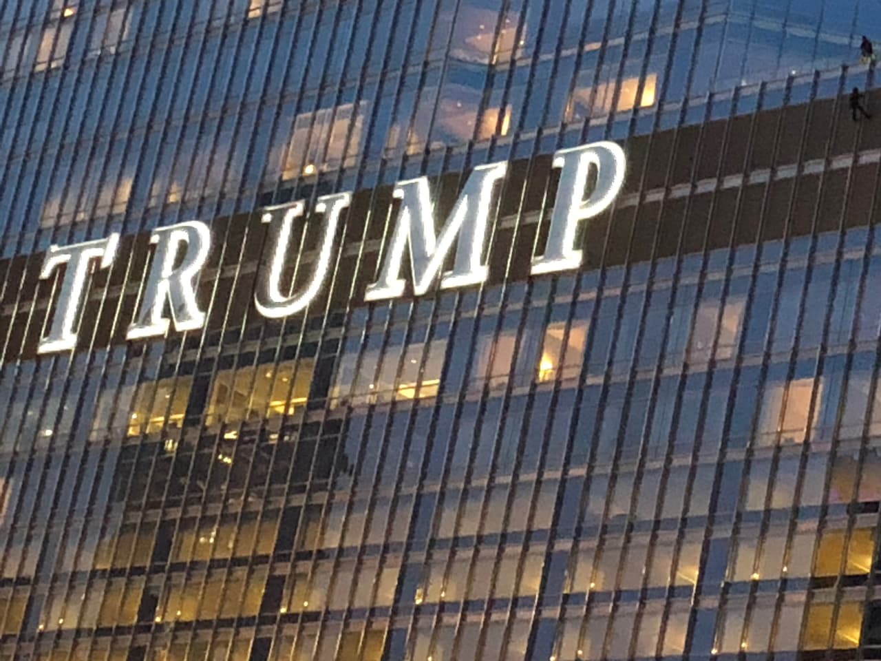 Un hombre se cuelga de la Torre Trump de Chicago y pide hablar con el presidente Donald Trump.