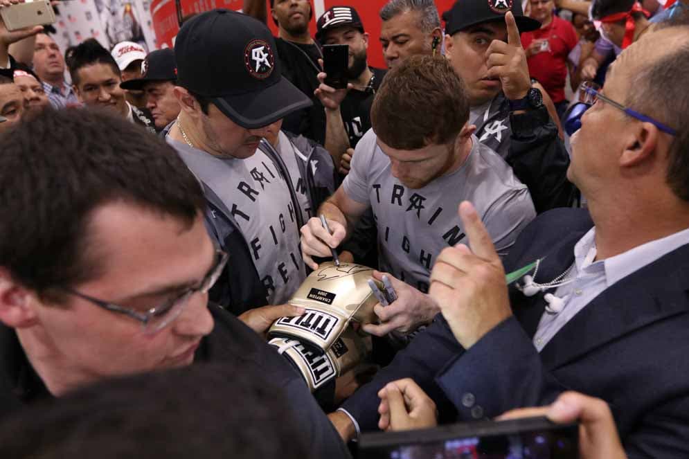 Por supuesto, el autógrafo en guantes no podía faltar...