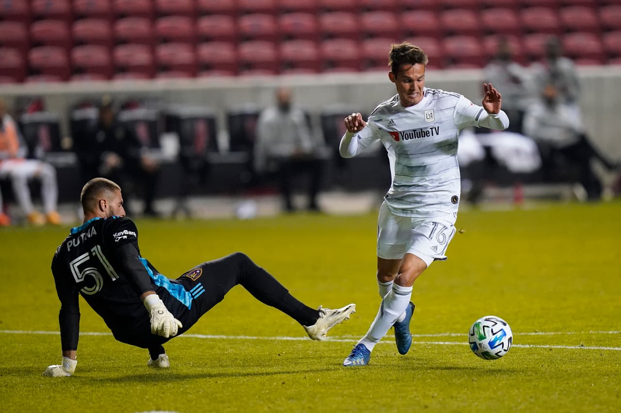 Carlitos Vela regresa al gol y el LAFC empata en casa frente a los Portland Timbers.