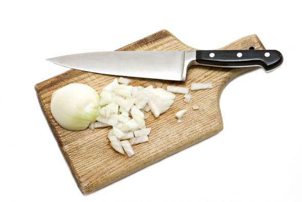 Gabriela, ama de casa de 62 años, explicó que si tomas un sorbo de agua, y lo mantienes en tu boca mientras picas una cebolla, evitarás llorar. Vale la pena probar, ¿no?