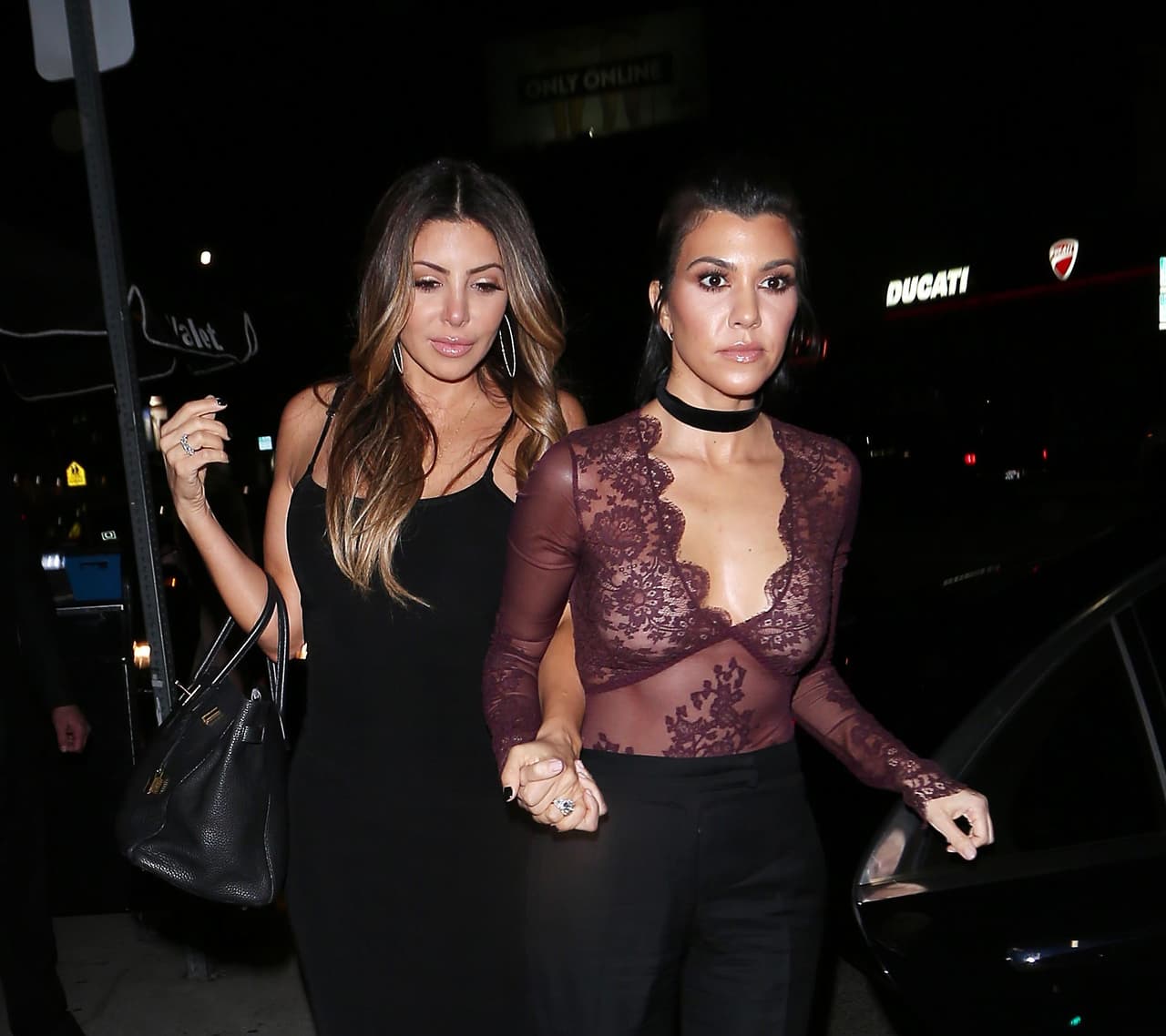 Su guapa amiga de negro casi se cae mientras la socialité la jalaba.