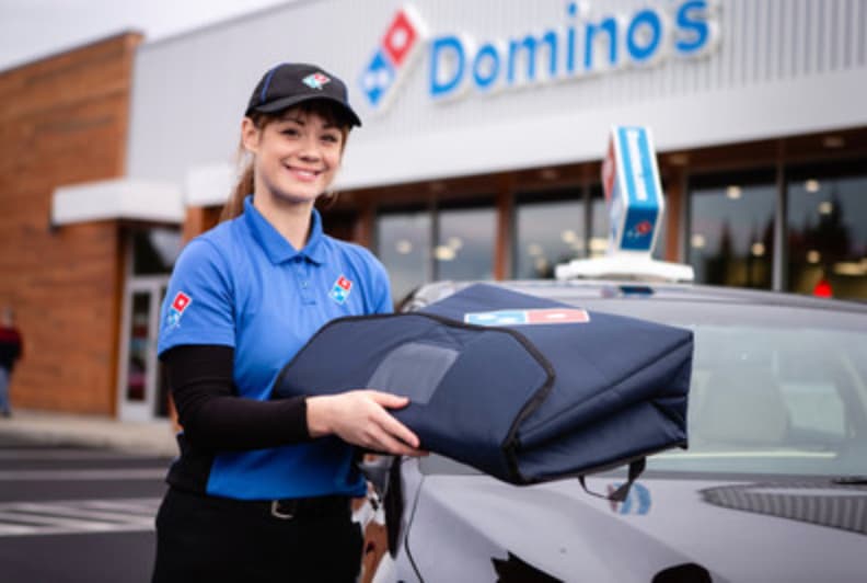 Empleos también están abiertos en las ubicaciones de Domino's Pizza. Ante la propagación del coronavirus, la compañía está implementando el servicio "sin contacto" para empleados y clientes. 
<a href="https://jobs.dominos.com/dominos-careers/jobs#?lat=33.4483771&lng=-112.0740373&bounds=33.69952612880737,33.19649872880142,-111.72339211548308,-112.4246824845169&siteCategory=in-store" target="_blank">Haz clic aquí </a>para ser dirigido a su sitio de empleos. 
<br>