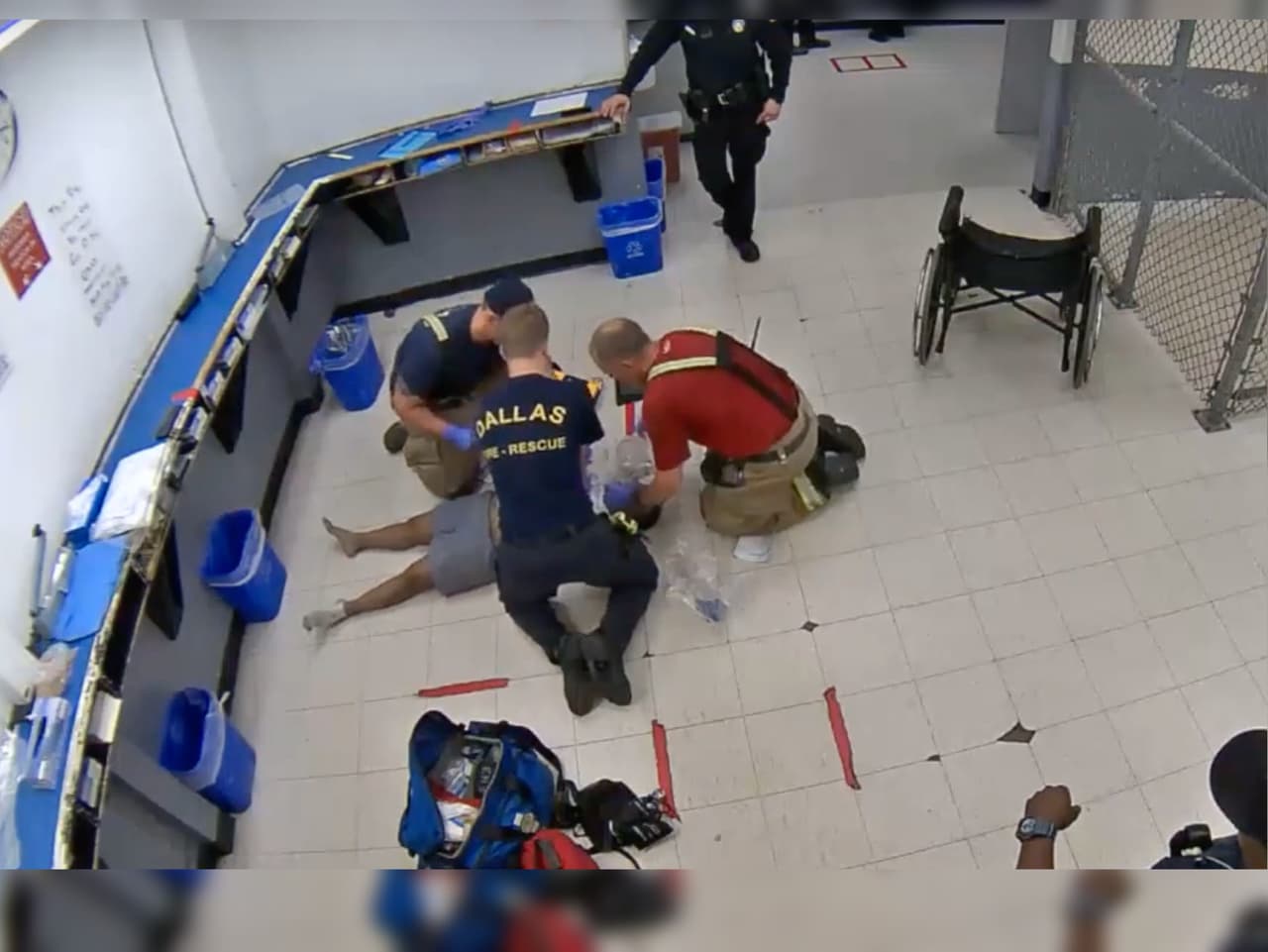 Video muestra la presunta negligencia de varios oficiales para atender a una mujer negra que minutos después murió