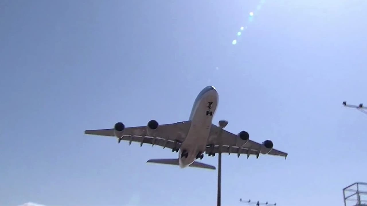 Planifica tus fiestas con tiempo: Cuándo comprar tus boletos de avión para Acción de Gracias y Navidad