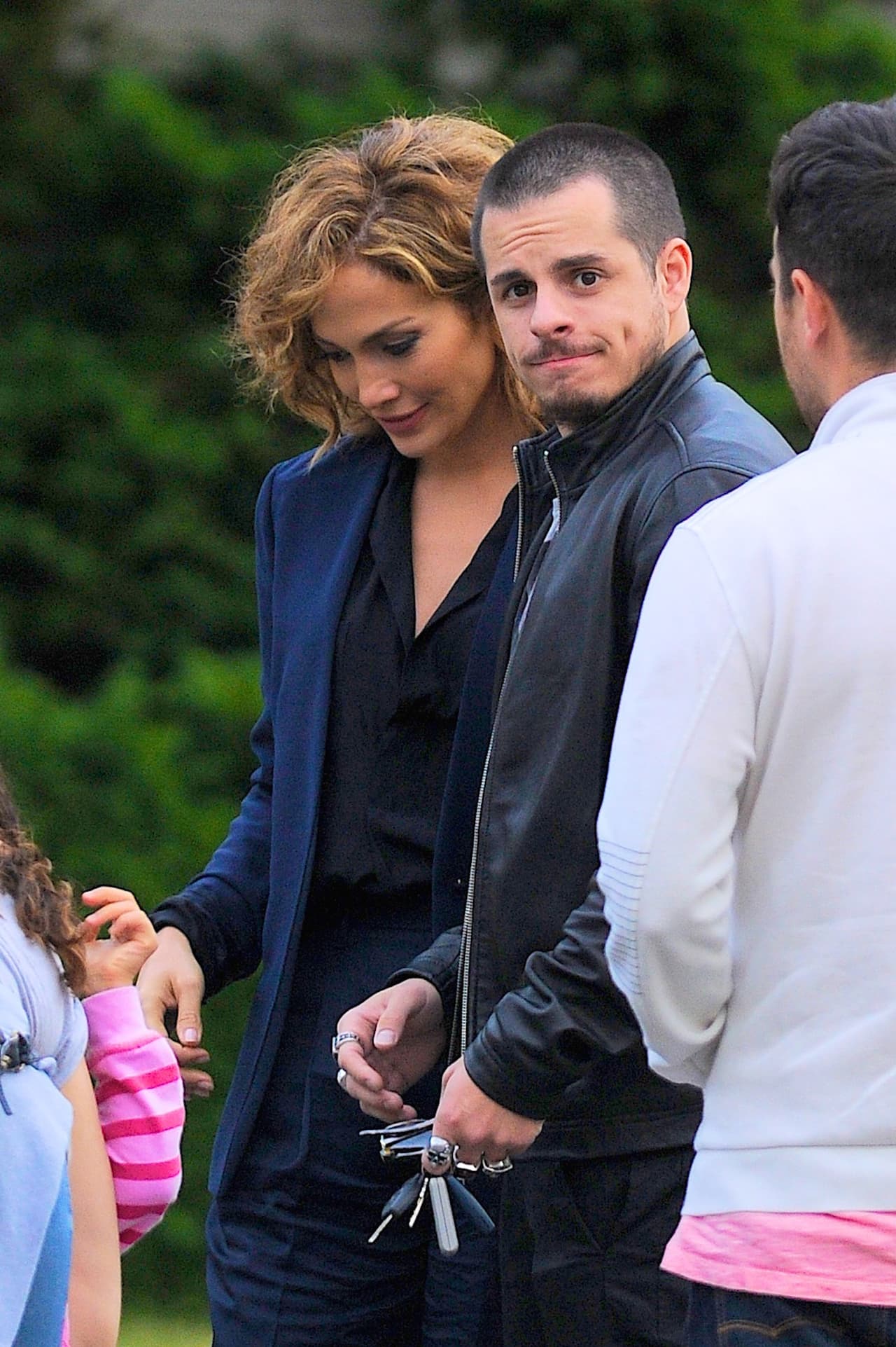 Parece que Casper se percató de los paparazzi y hasta posó de esta manera.