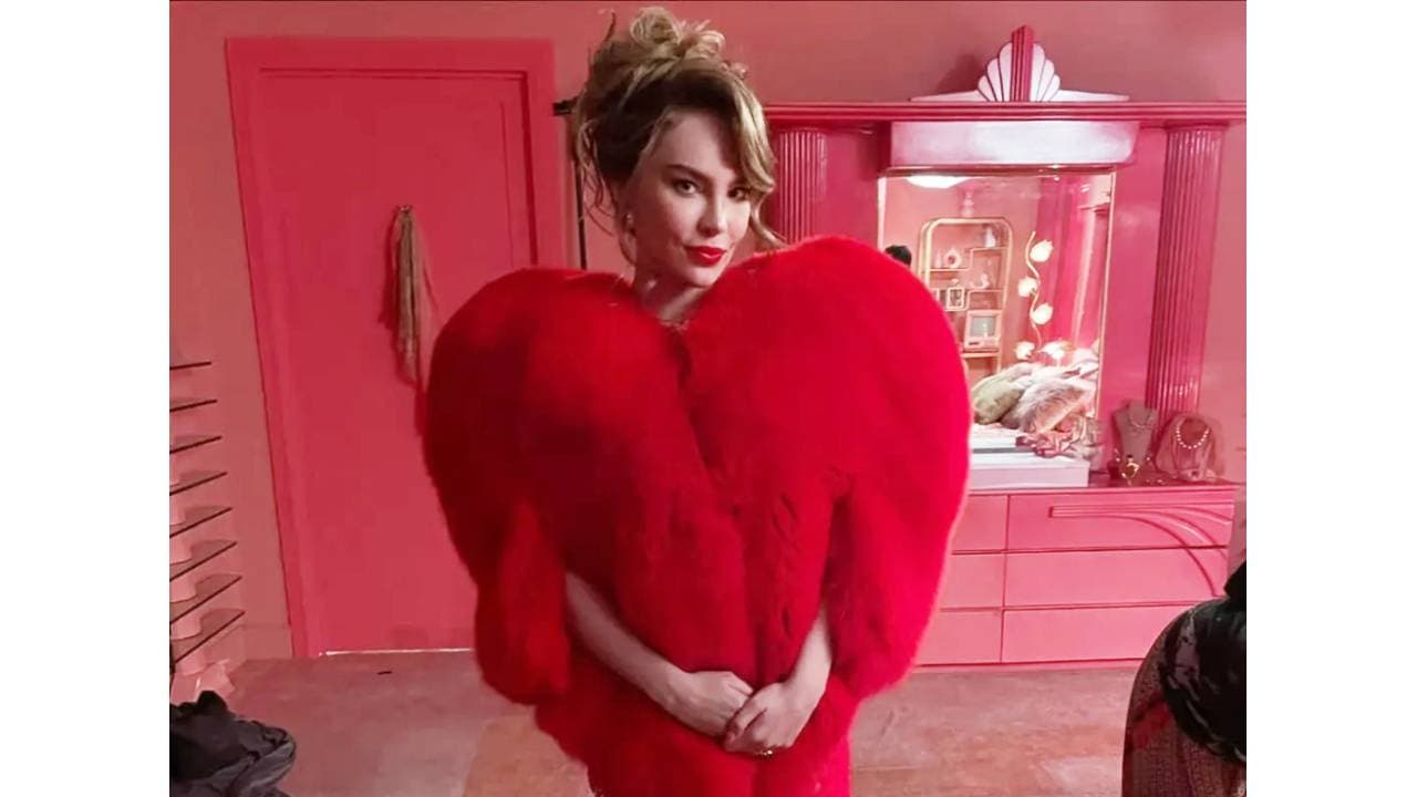 Belinda usando un abrigo de Yves Saint Laurent que costaría más de $15,000 dólares.