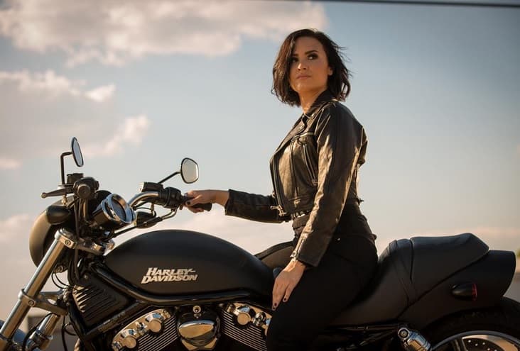 En este disco incluye su canción titulada 'Cool For The Summer'.