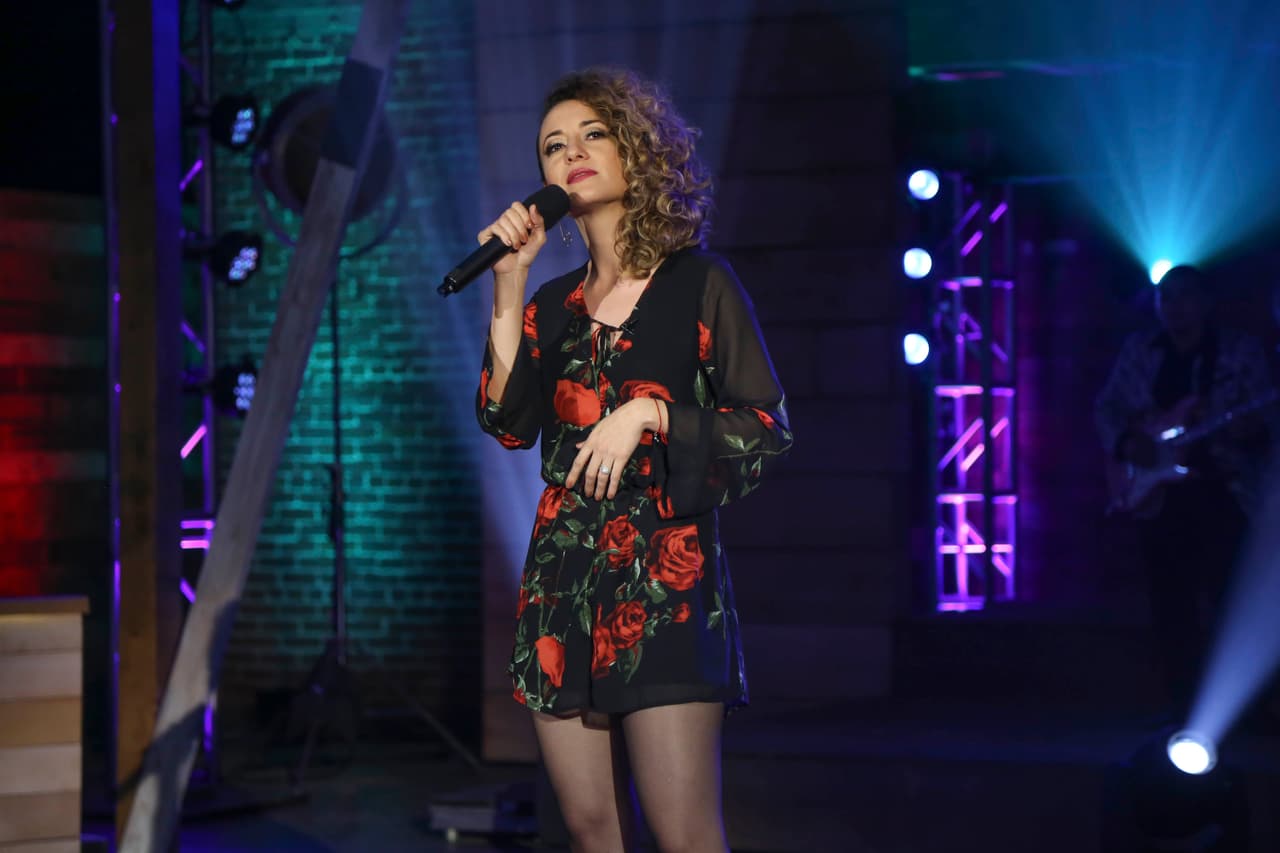 Flor Hernández también tuvo su oportunidad de
<a href="http://www.univision.com/shows/la-reina-de-la-cancion/quien-lo-hizo-mejor-beatriz-montes-y-flor-hernandez-cantaron-como-han-pasado-los-anos-video">cantar 'Cómo han pasado los años'</a>.
