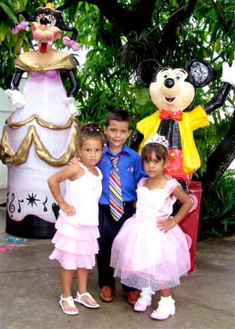 Erick Brian quiere impresionar a las chicas con su mirada y su sexy voz. ¿Llegará lejos en la competencia?