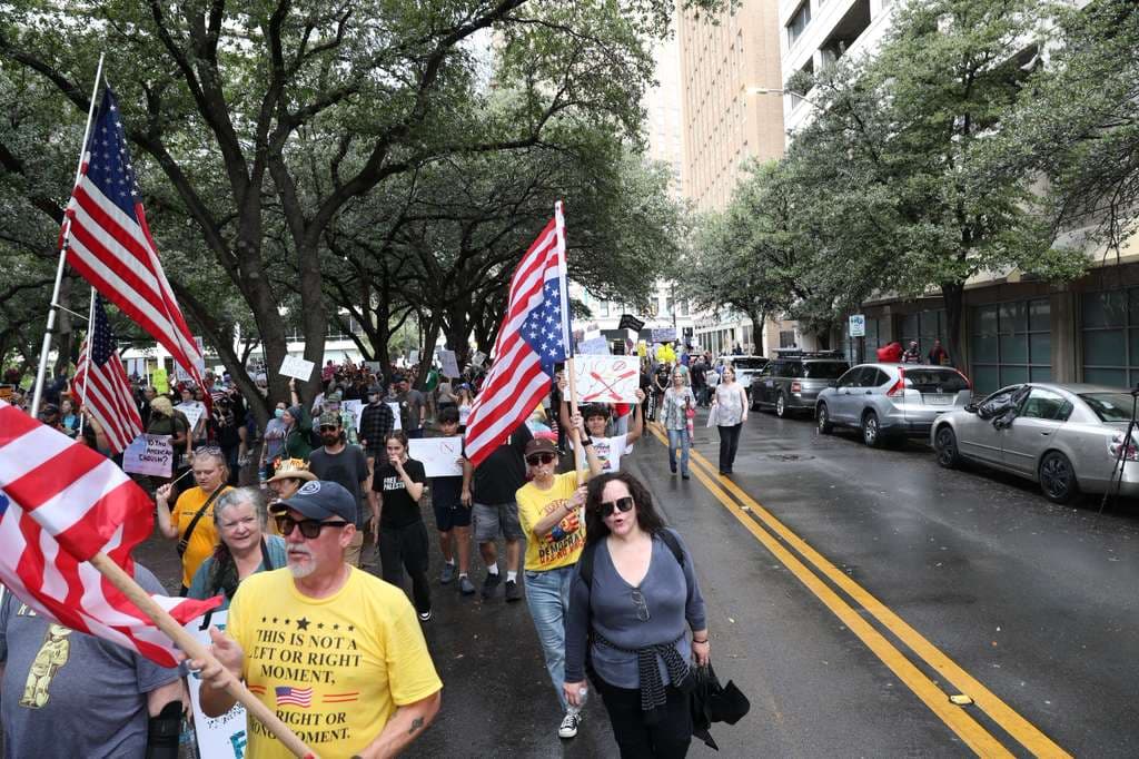 En las calles de Fort Worth, los manifestantes marcharon en los alrededores.