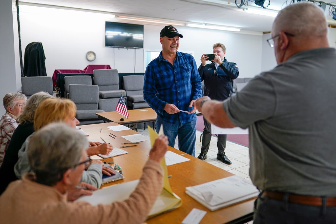 El candidato republicano a gobernador de Pensilvania, Doug Mastriano, llega para votar en su lugar de votación, la Iglesia de Dios New LIFE Worship Center, en Fayetteville, Pensilvania.