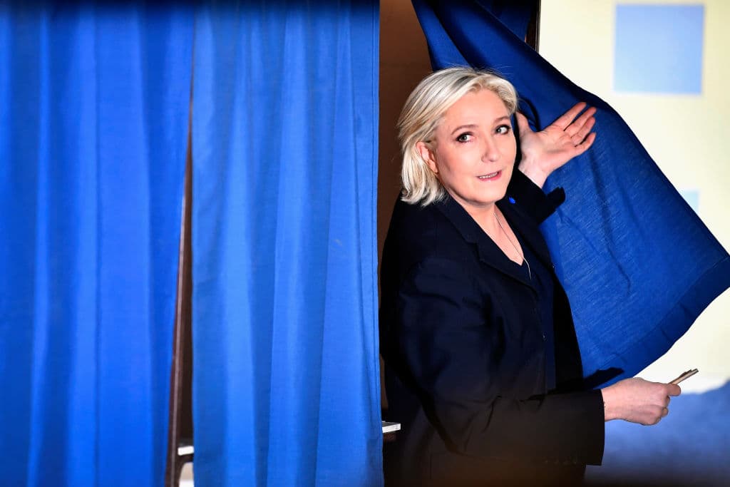 Marine Le Pen, la candidata de la ultraderecha (Frente Nacional) competirá el próximo 7 de mayo en la segunda vuelta electoral contra Emmanuel Macron por la presidencia de Francia. Foto: Jeff J. Mitchell/Getty Images.