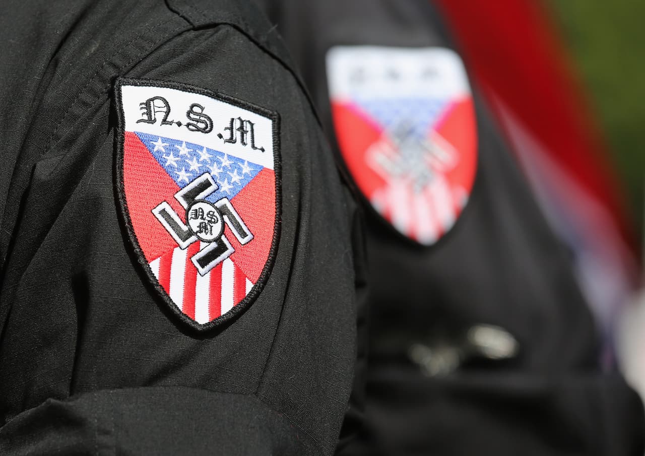 Cuando el racismo patrulla tu barrio: neonazis, antiinmigrantes y el KKK infiltrados en la Policía