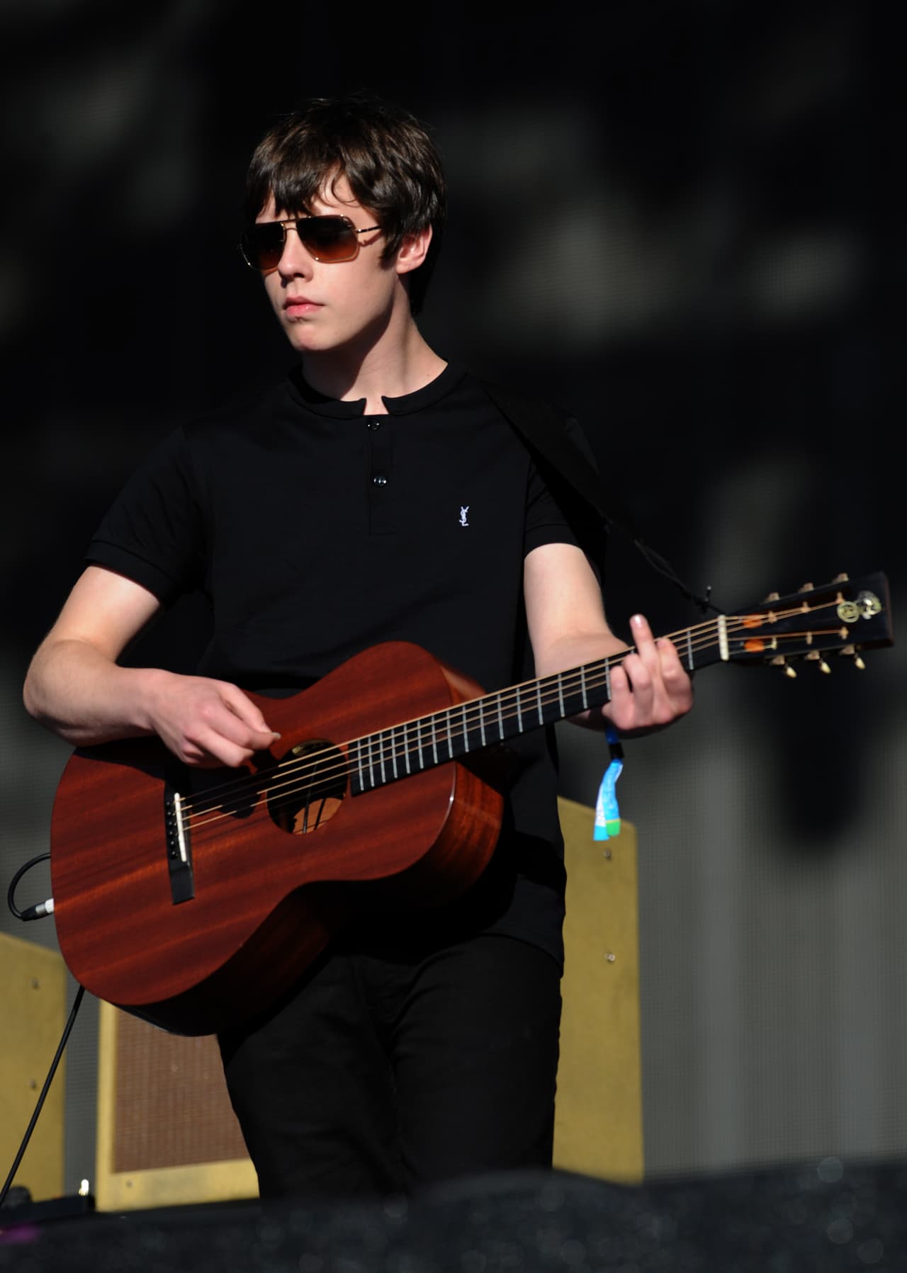 Jake Bugg aportaría en la banda su guitarra a un ritmo folk rock.