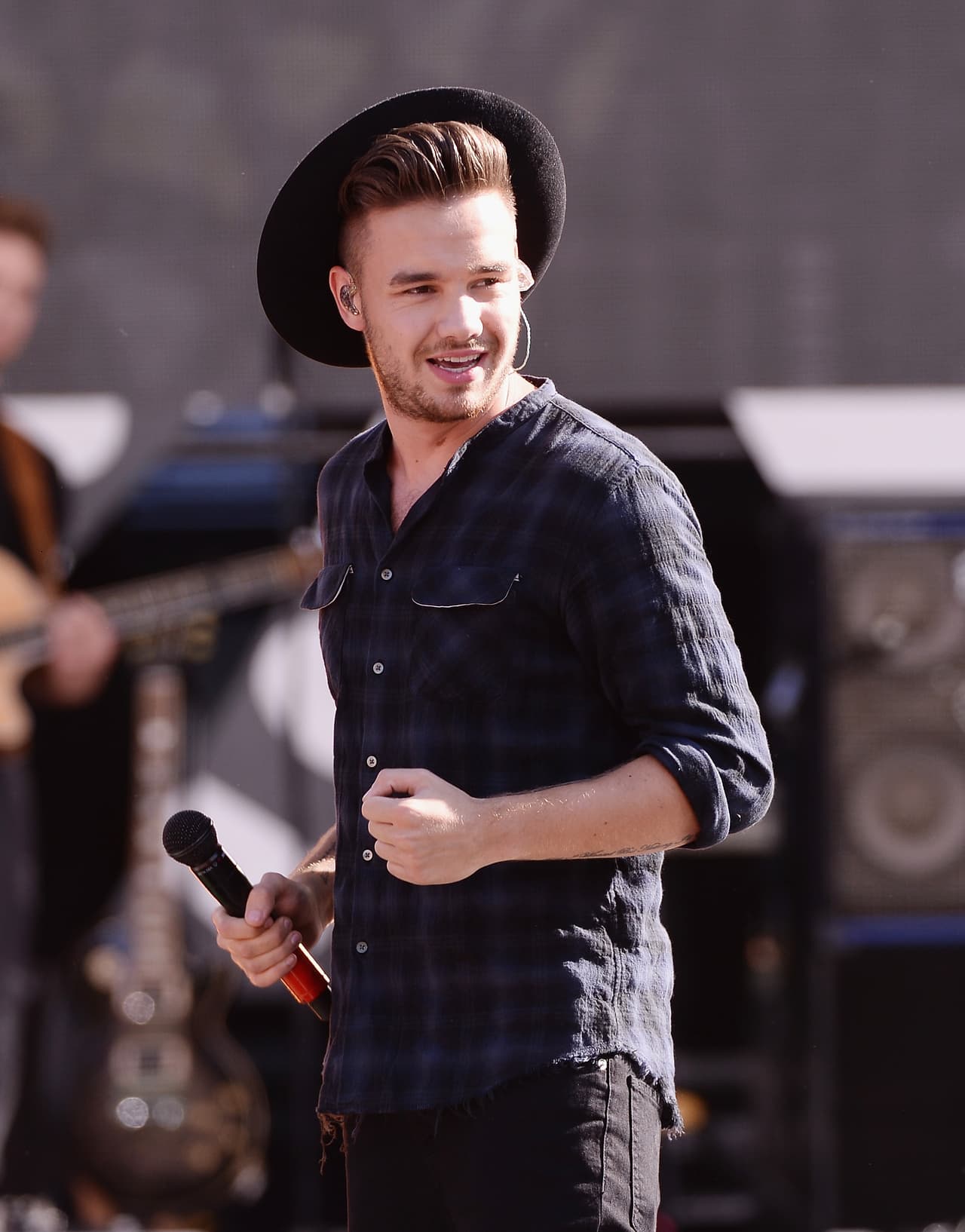 En la guitarra estaría Liam Payne, siempre atento al ritmo.