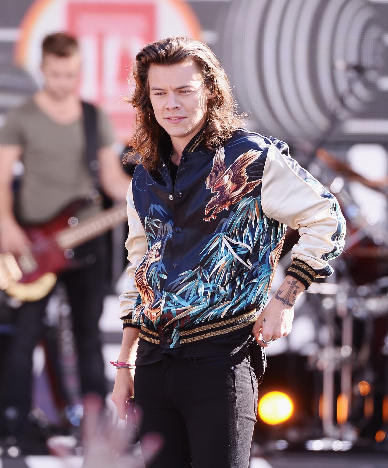 Harry Styles vería la manera de adaptar canciones para hacerlas más llamativas para el colegio y tener más fans.